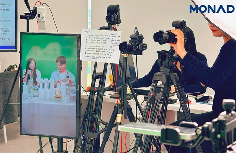 카메라와 모니터로 상품 소개 방송을 촬영하는 모나드 제작 현장